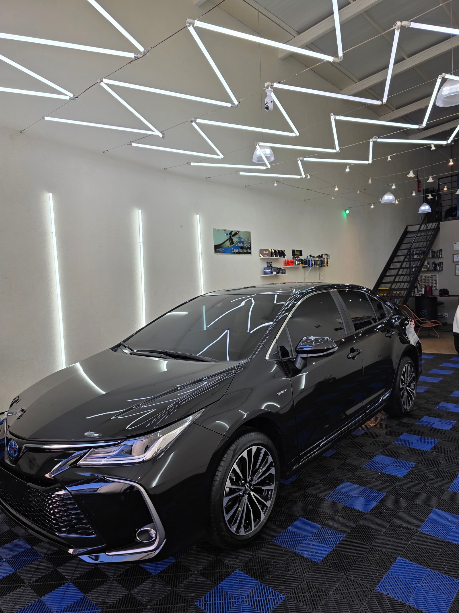 Toyota Corolla preto com acabamento espelhado após vitrificação