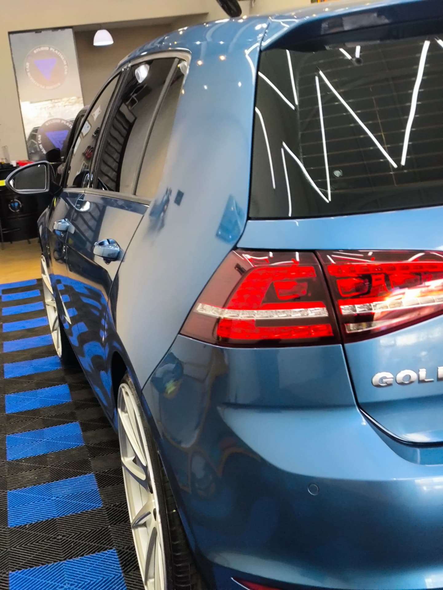Detalhe traseiro do Golf azul com acabamento espelhado