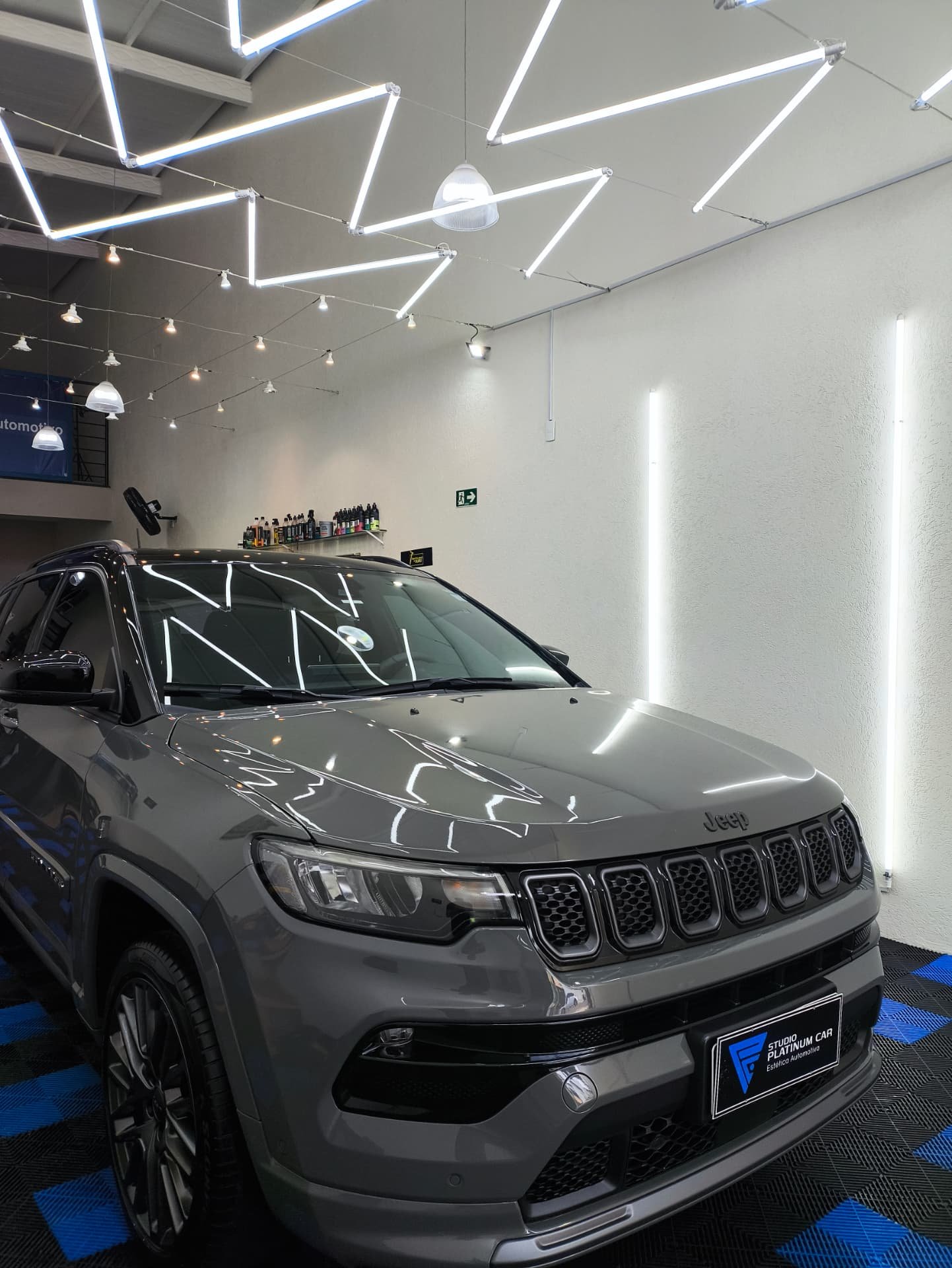 Jeep Compass cinza com pintura espelhada após polimento técnico