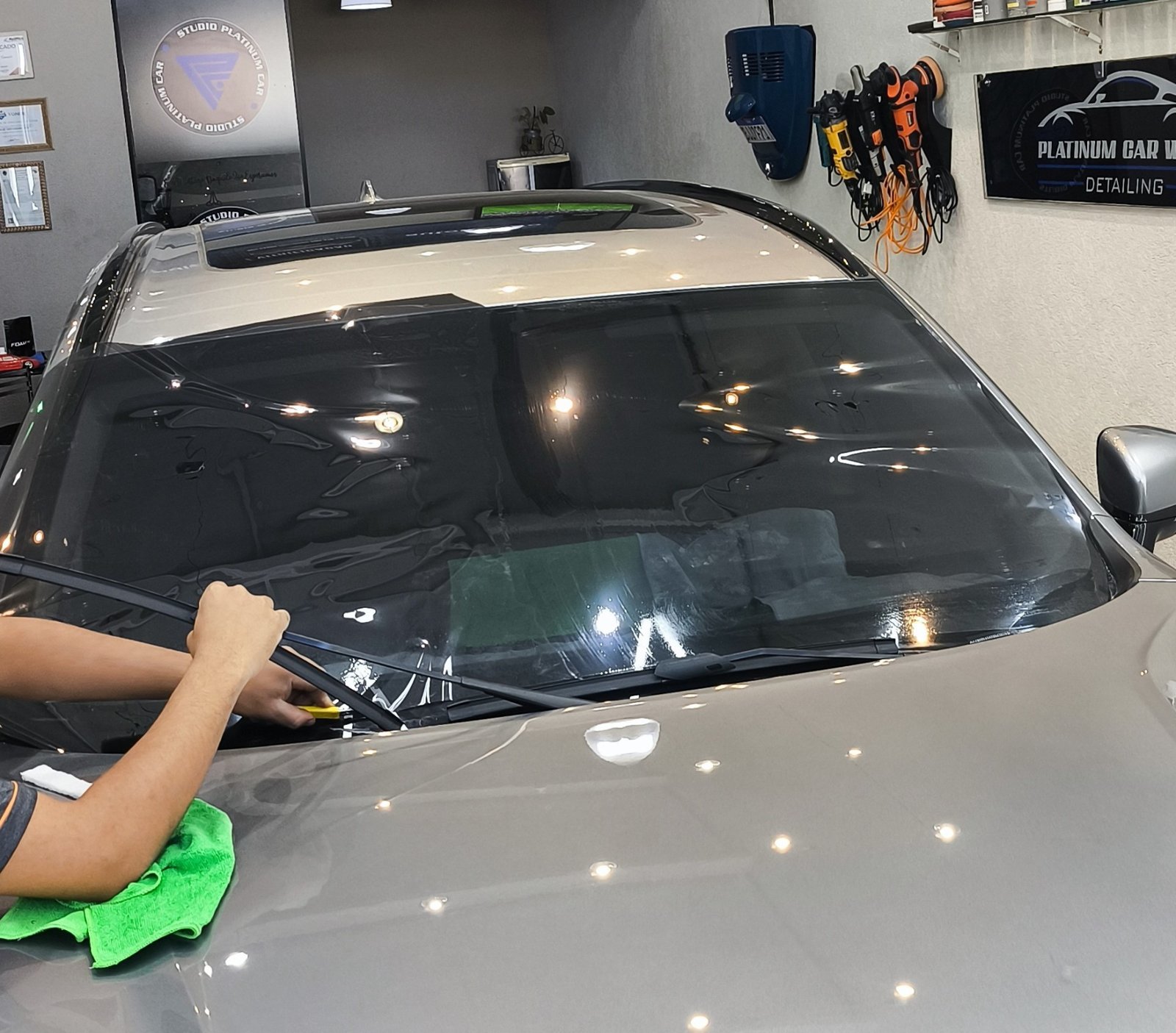 Aplicação de insufilm no para-brisa de um carro no Studio Platinum Car