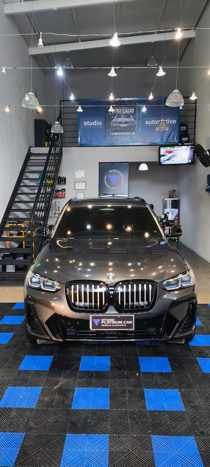 BMW com pintura espelhada após polimento técnico no Studio Platinum Car