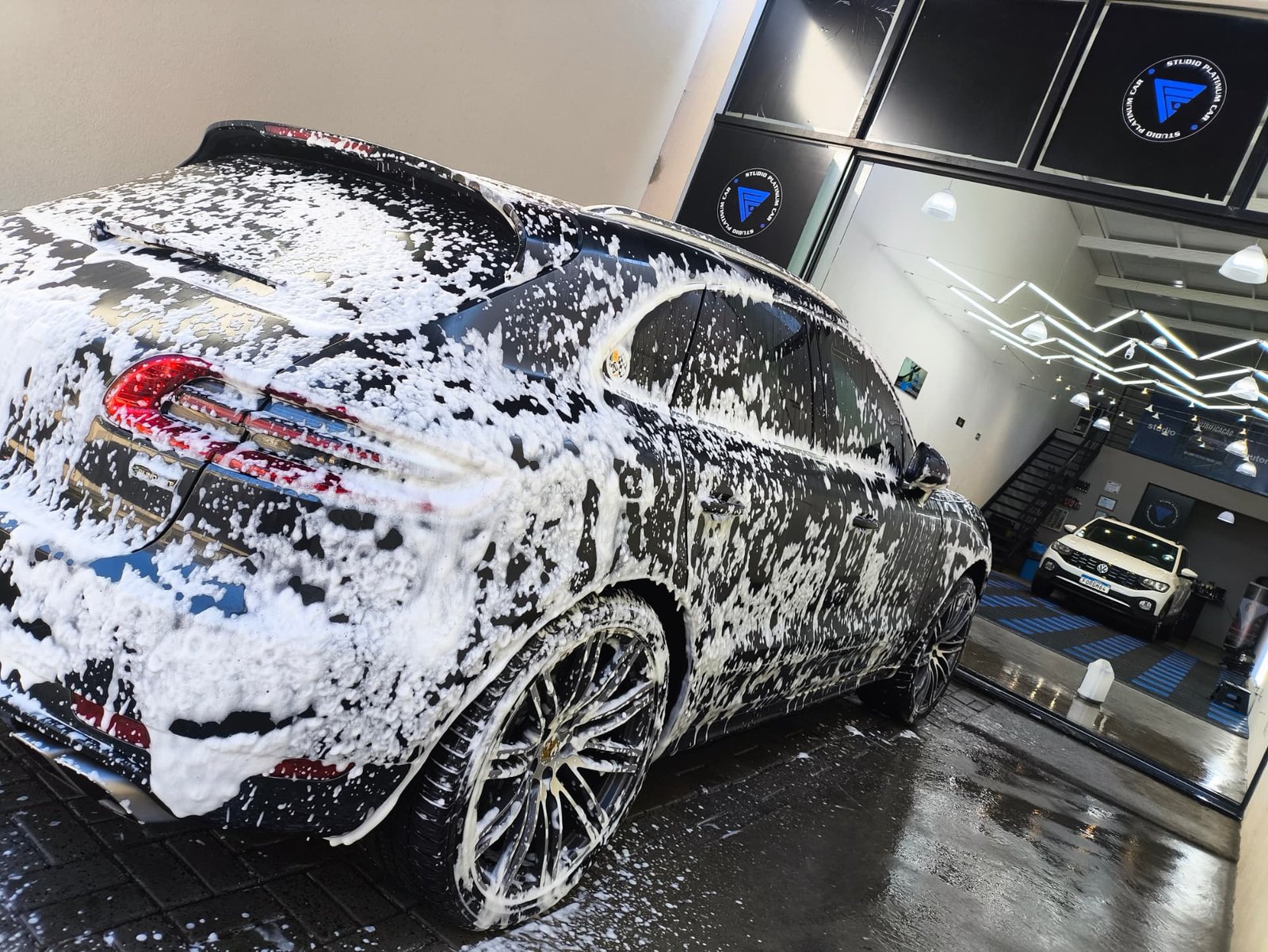 Porsche coberto de espuma durante a lavagem premium no Studio Platinum Car